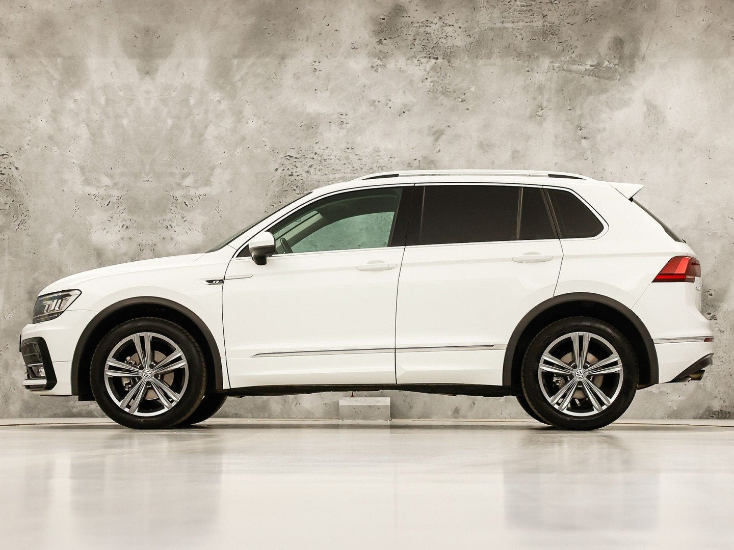 Foto 2 van Volkswagen Tiguan 1.4 TSI R-Line Sport 150Pk Automaat (VIRTU