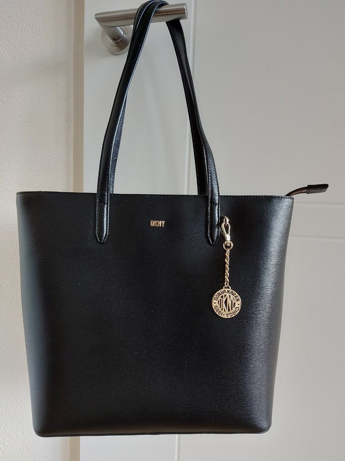 Zwarte leren tas DKNY, Sieraden, Tassen en Uiterlijk, Tassen | Damestassen, Ophalen of Verzenden, Zo goed als nieuw, Zwart, Schoudertasje