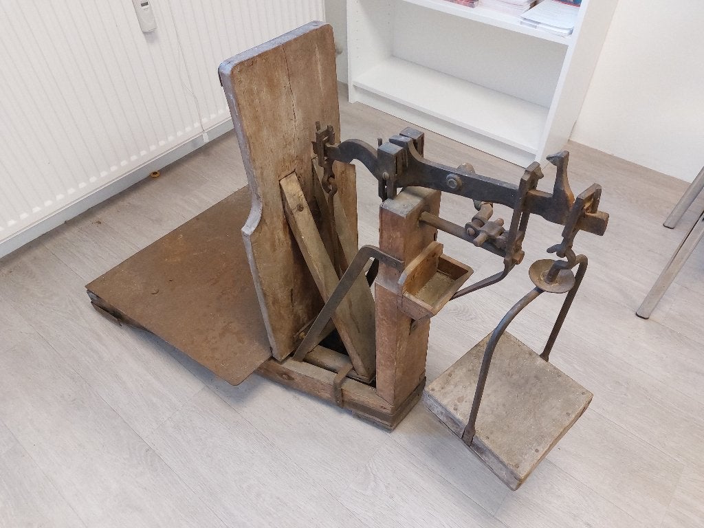 Bascule antieke weegschaal., Ophalen