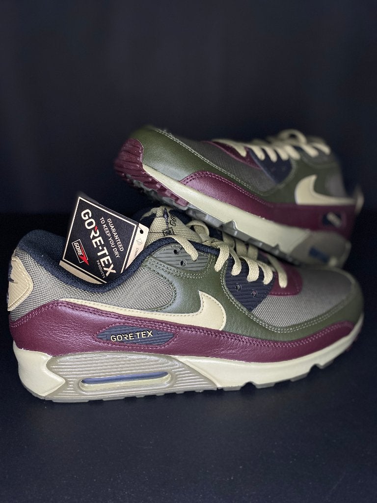 NIKE AIR MAX 90 GTX MEDIUM OLIVE - maat 42, Kleding | Heren, Overige kleuren, Nike, Nieuw, Ophalen of Verzenden