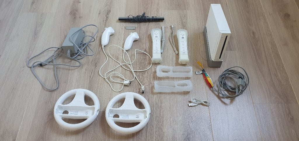 Complete Nintendo Wii bundel met 5 spellen en accessoires, Ophalen, Zo goed als nieuw, Met 2 controllers, Met games