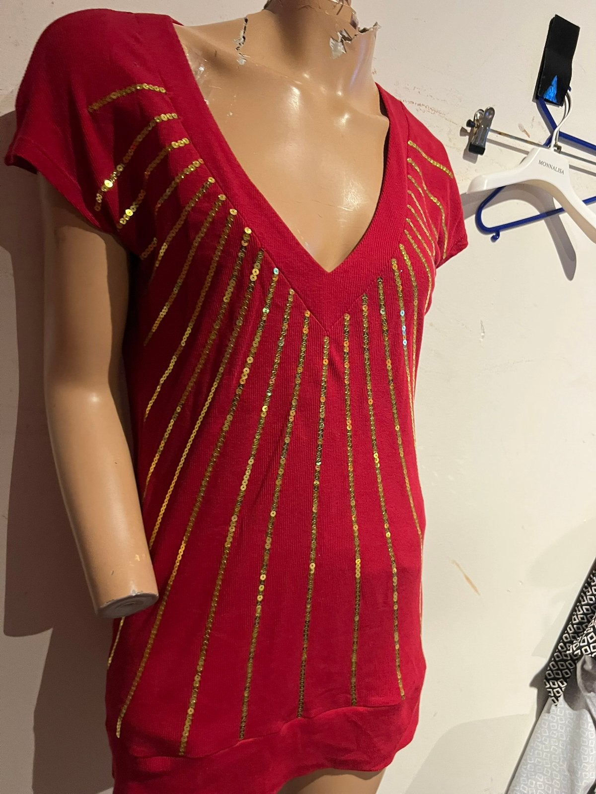 Moschino rood truitje met gouden pailletten, maat M, Kleding | Dames, Maat 38/40 (M), Zo goed als nieuw, Korte mouw, Rood