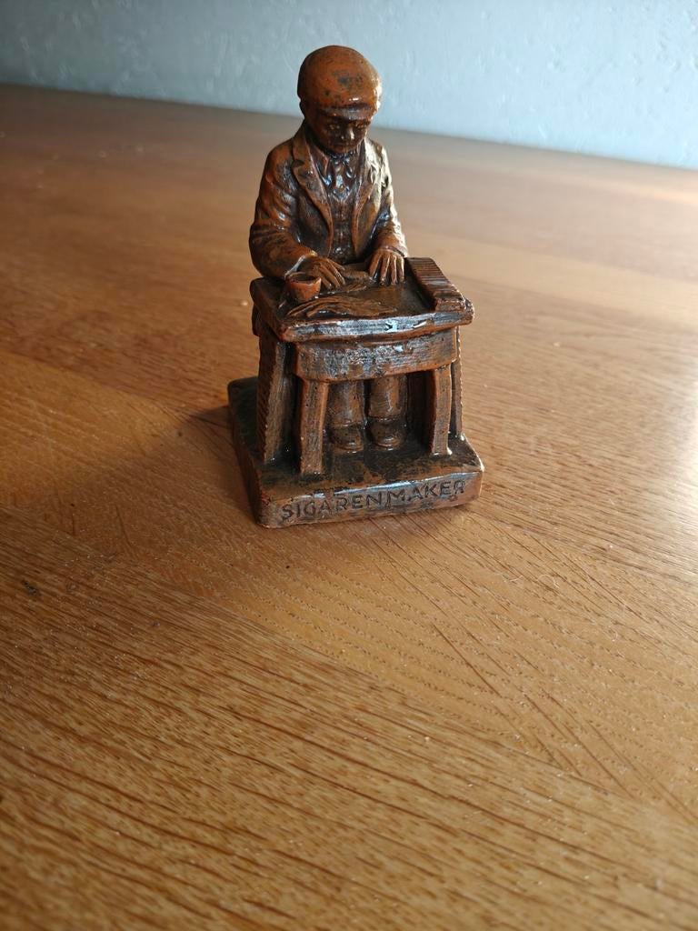 Vintage beeldje sigarenmaker, ambachtelijk figuur, Ophalen, Mens