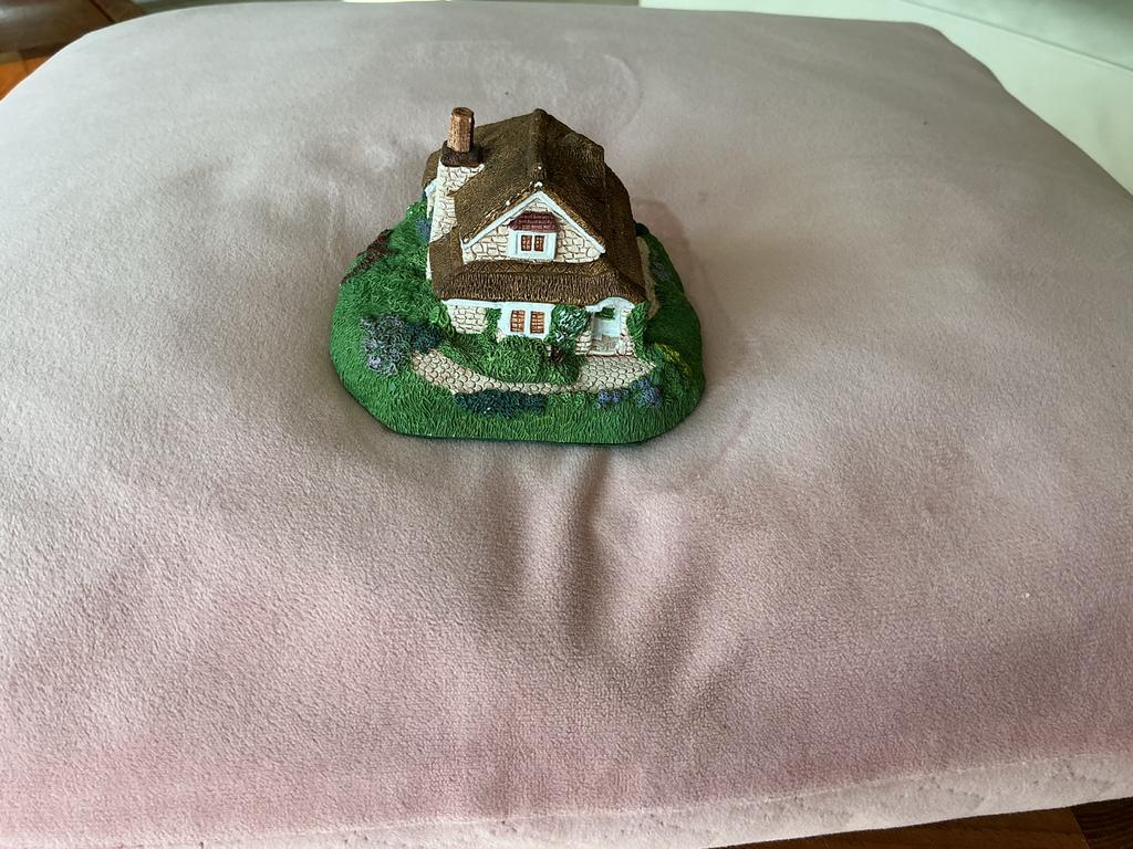 Milestones Collection Blaise Hamlet Cottage Miniatuur, Verzamelen, Beelden en Beeldjes, Zo goed als nieuw, Overige typen, Ophalen
