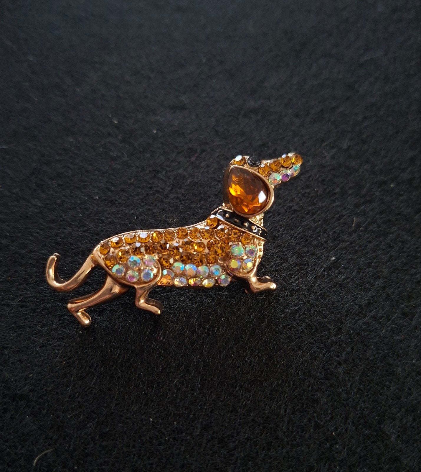 Teckel Broche met Strass Steentjes - Goudkleurig, Overige materialen, 4 tot 7 cm, Nieuw, Ophalen of Verzenden