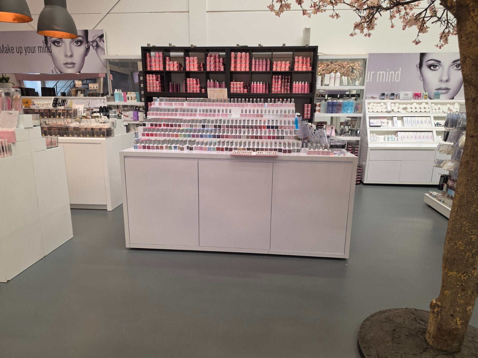 Cosmetica Winkel Inventaris: Ruime en Diepe Kasten, Ophalen
