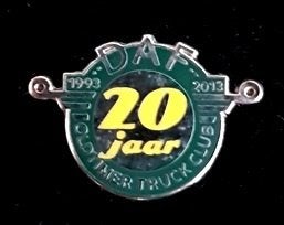 DAF Oldtimer Club 20 jaar speld groen-geel-zilverkleur, Verzenden, Nieuw, Transport, Speldje of Pin