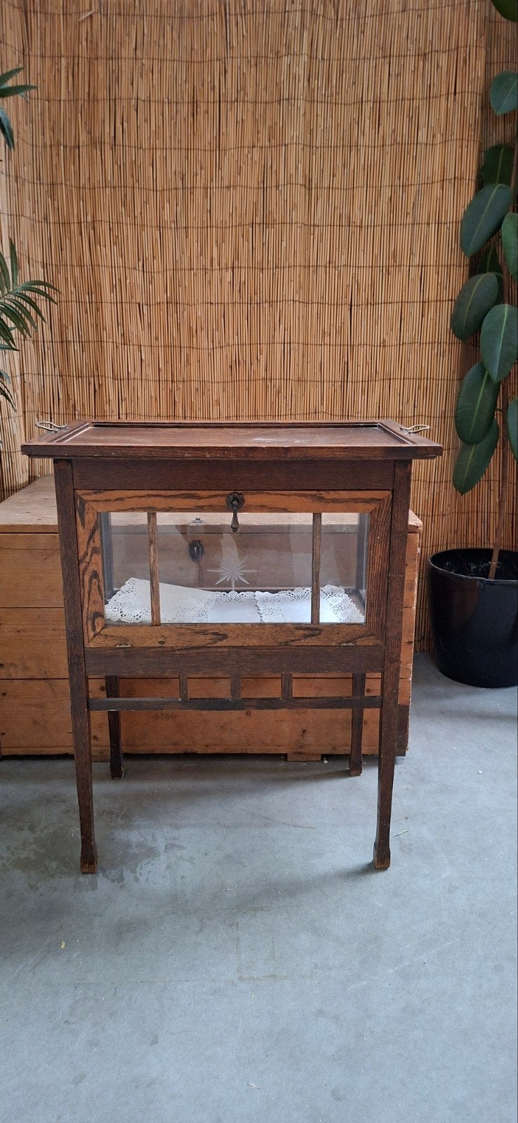 Antieke houten theetafel met glazen vitrine, Ophalen