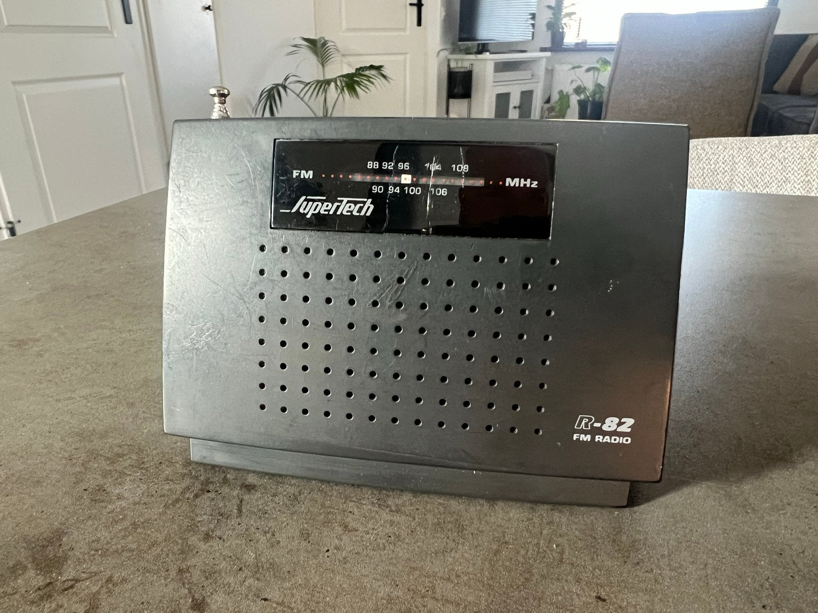 Supertech R-82 FM Radio - Compact en Draagbaar, Ophalen of Verzenden, Gebruikt, Radio