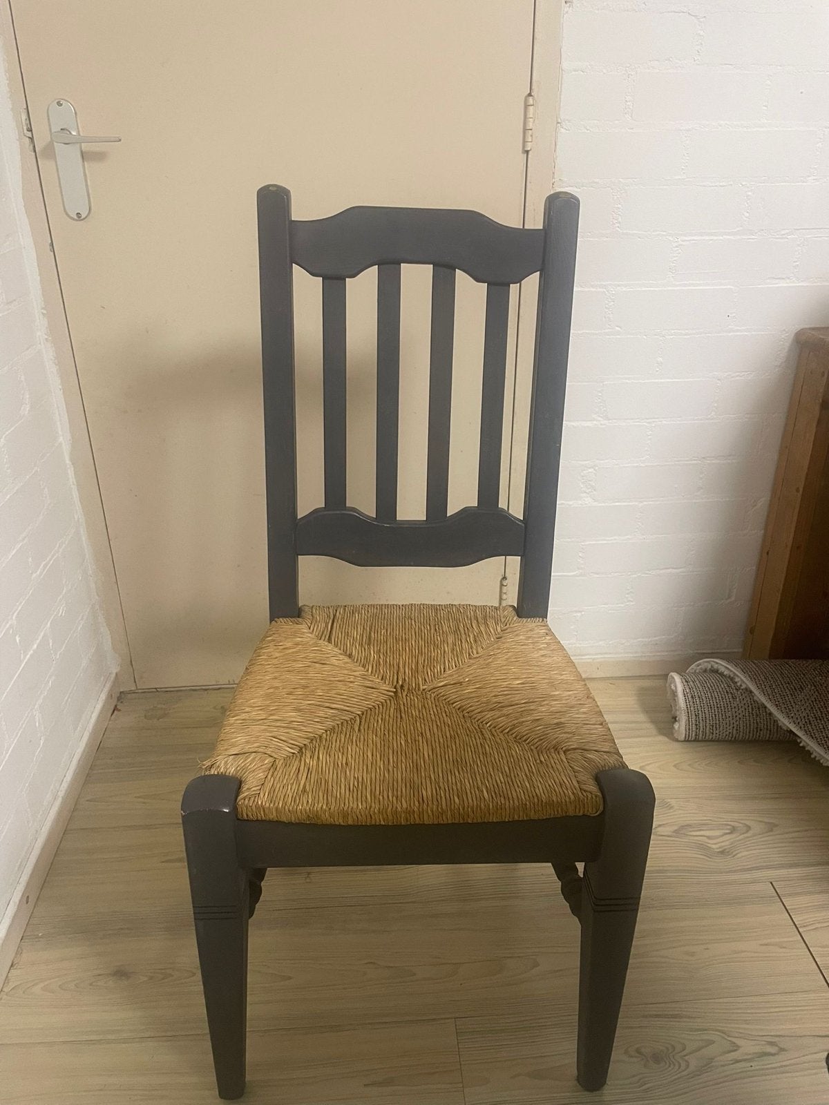6 zelf geverfde stoelen met rieten zitting, Ophalen