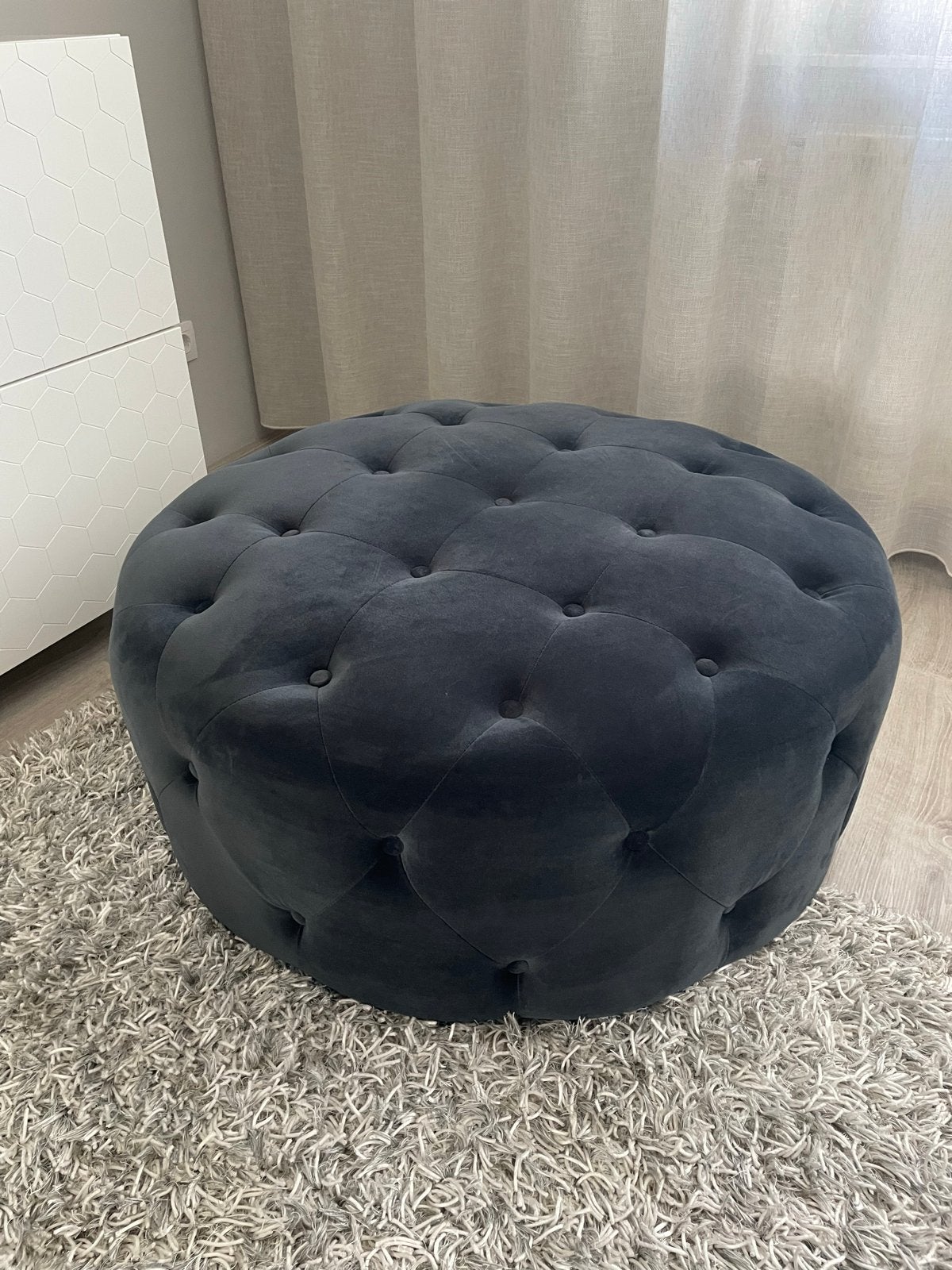 Fluwelen Poef Antraciet Grijs - MADE - 1 meter breed, Huis en Inrichting, Ophalen, Gebruikt, Rond, 75 tot 100 cm
