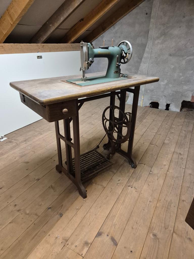 Antieke Husqvarna Naaimachine Model 12 met Tafel, Antiek en Kunst, Antiek | Naaimachines, Ophalen