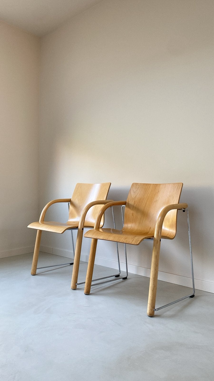 Twee houten Thonet stoelen, Ophalen