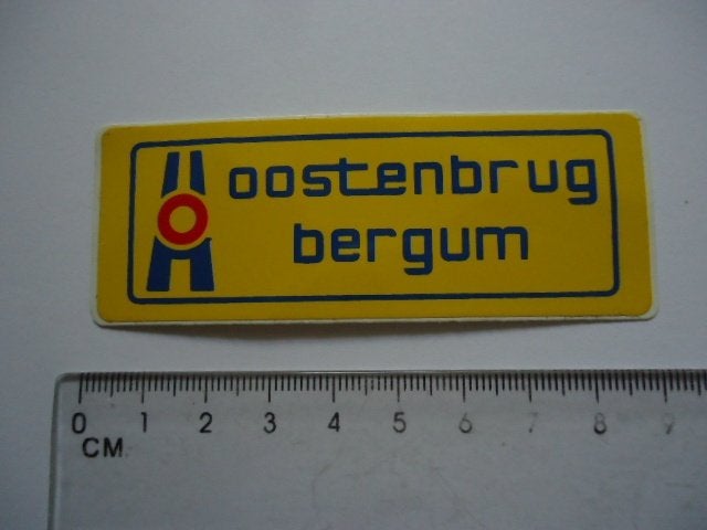 sticker oud Oostenbrug Bergum retro Burgum friesland, Verzamelen, Stickers, Verzenden, Zo goed als nieuw, Bedrijf of Vereniging