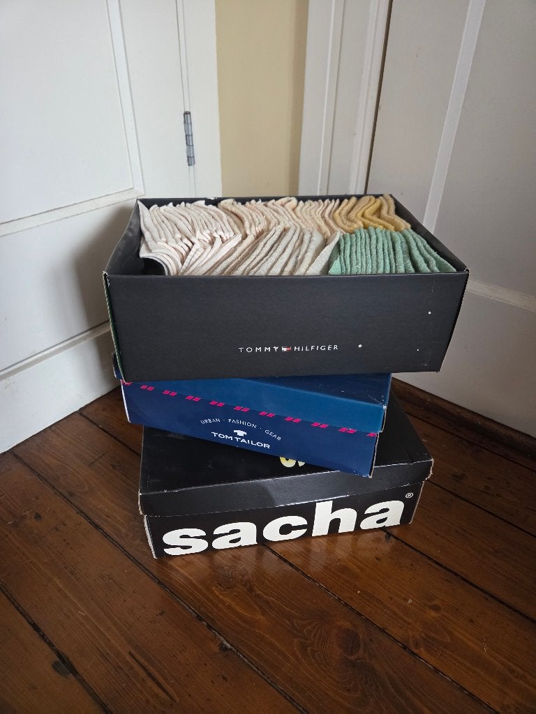 Drie dozen met lapjes (wol) voor patchwork kussen sprei, Gebruikt, Wol, Meerkleurig, Ophalen of Verzenden