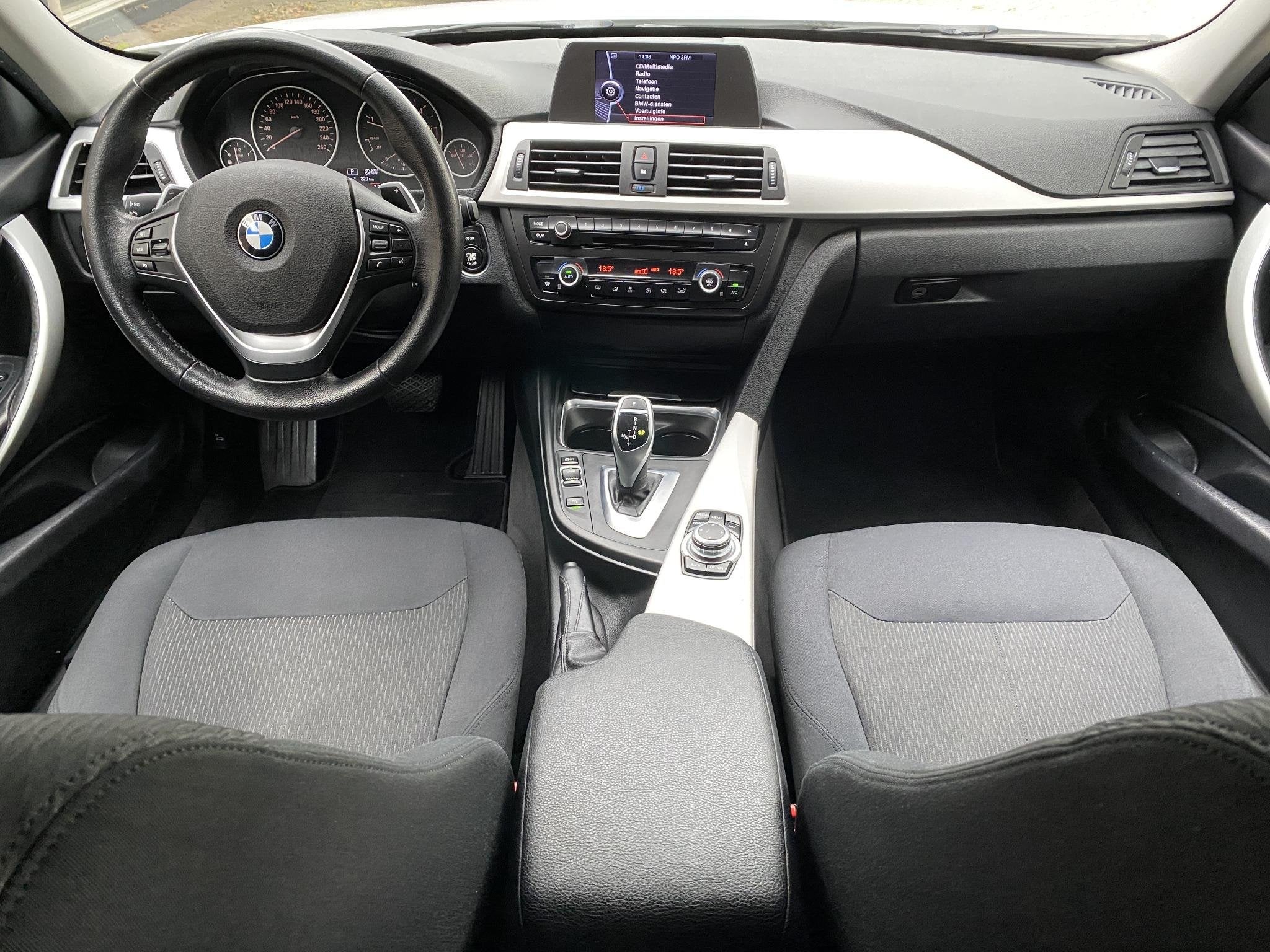 BMW 3-serie Touring 320d Luxury Line Trekhaak / Cruise contr, Auto's, Achterwielaandrijving, 4 cilinders, Wit, Leder