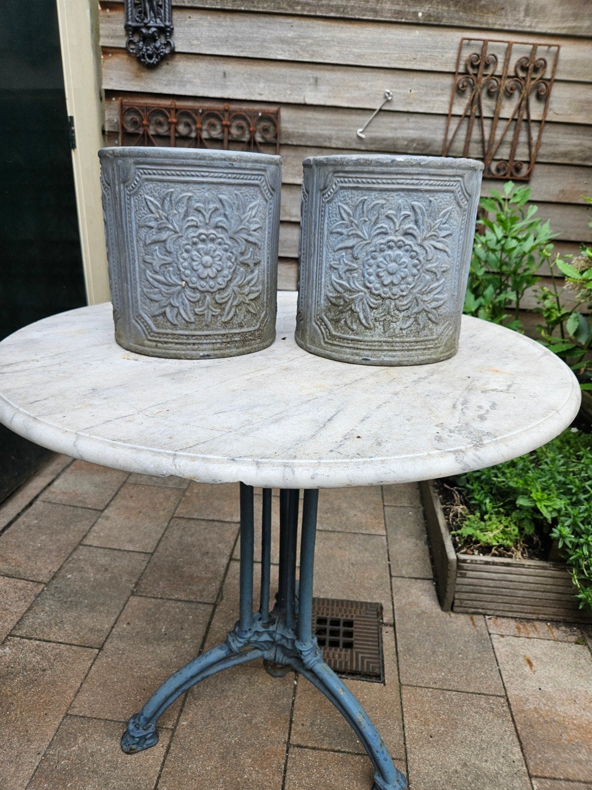 Set van 2 engelse loden bloempotten sierlijk reliëf, Tuin en Terras, Bloempotten, 25 tot 40 cm, Gebruikt, Rond, Ophalen of Verzenden