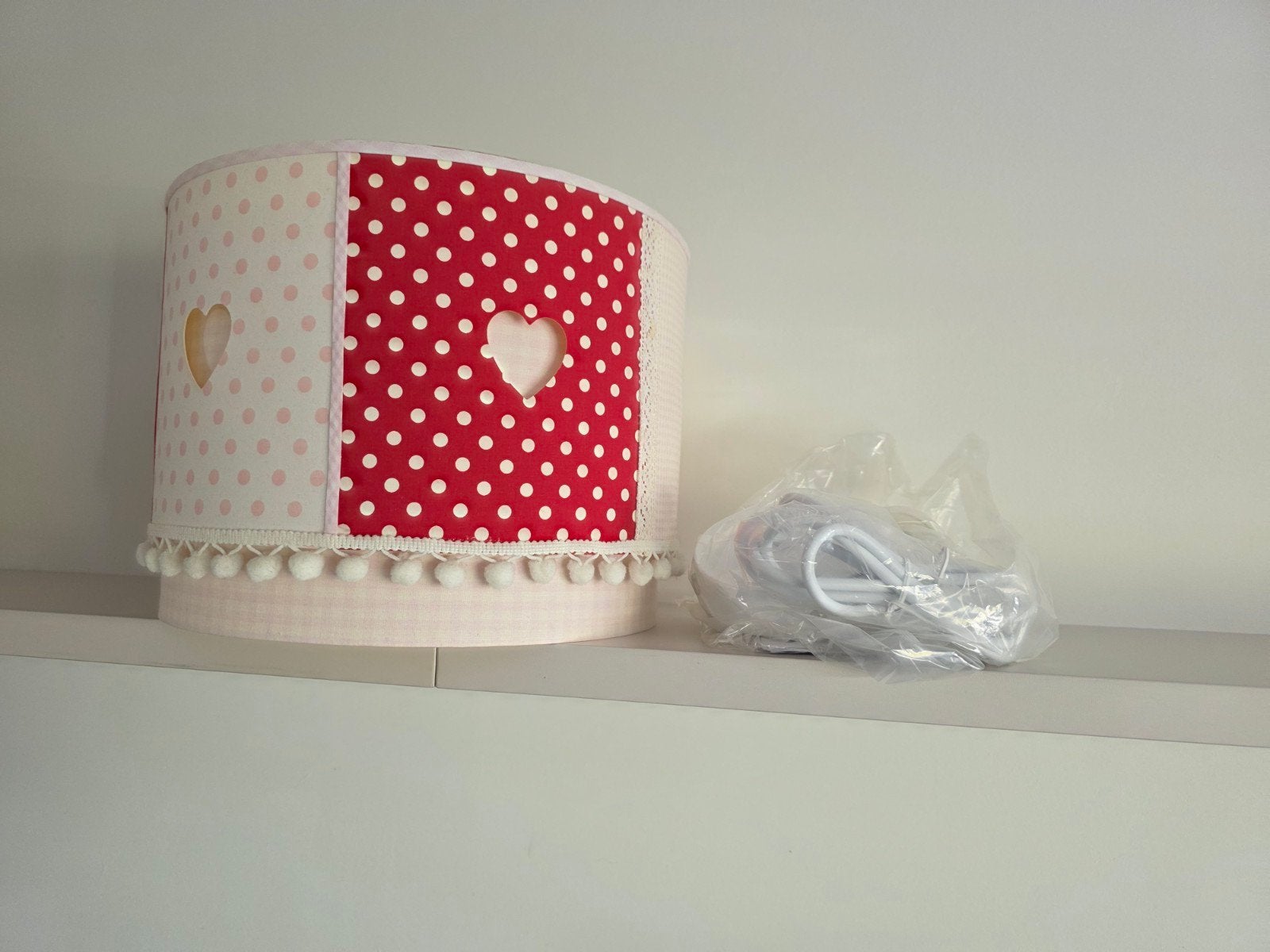 Superleuke hanglamp voor baby/meidenkamer (rose/wit/rood), Huis en Inrichting, Lampen | Hanglampen, Ophalen of Verzenden, Zo goed als nieuw