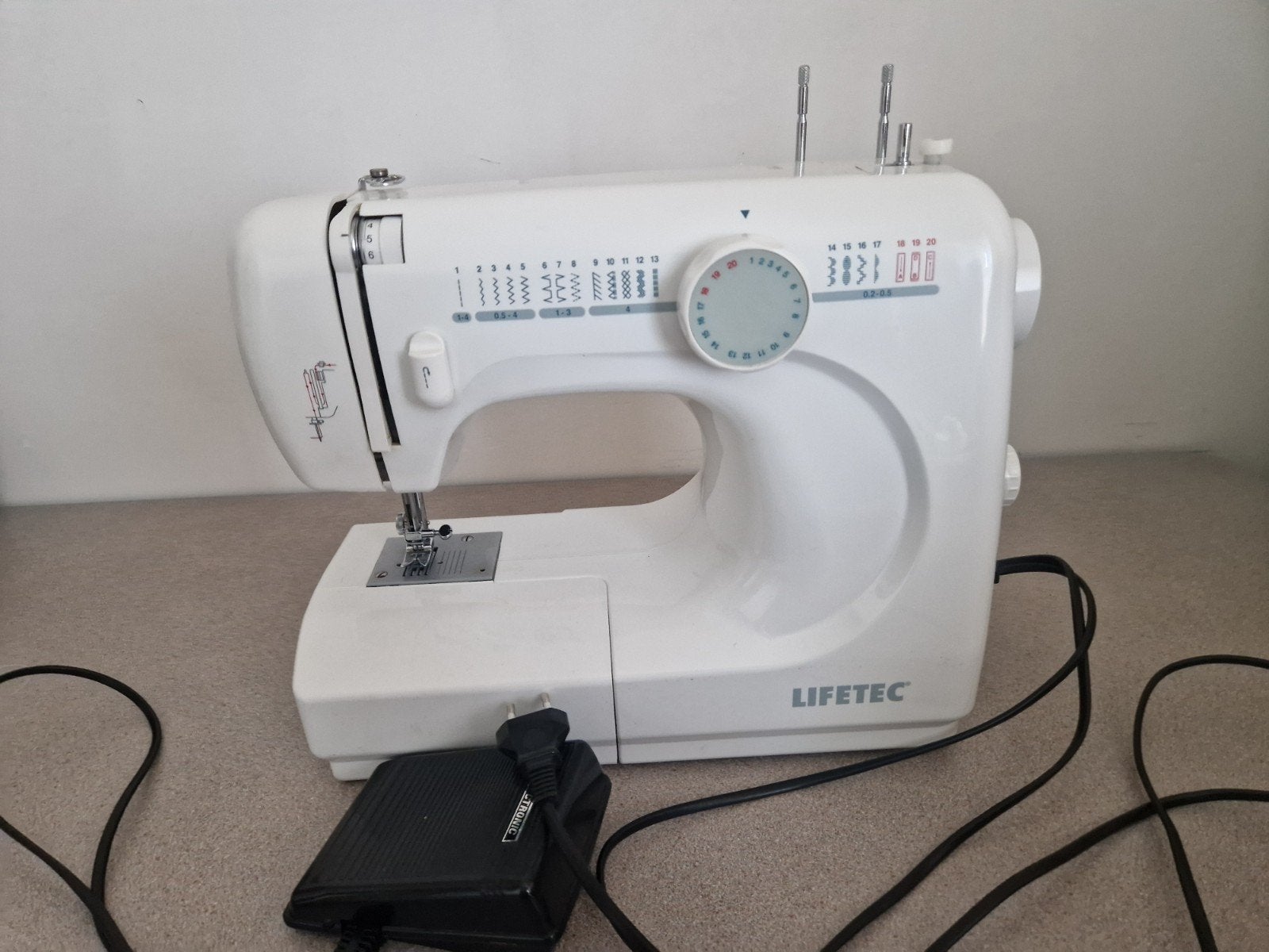 Naaimachine Lifetec. Beschikbaar tot 20/9, Hobby en Vrije tijd, Ophalen, Gebruikt, Naaimachine, Overige merken