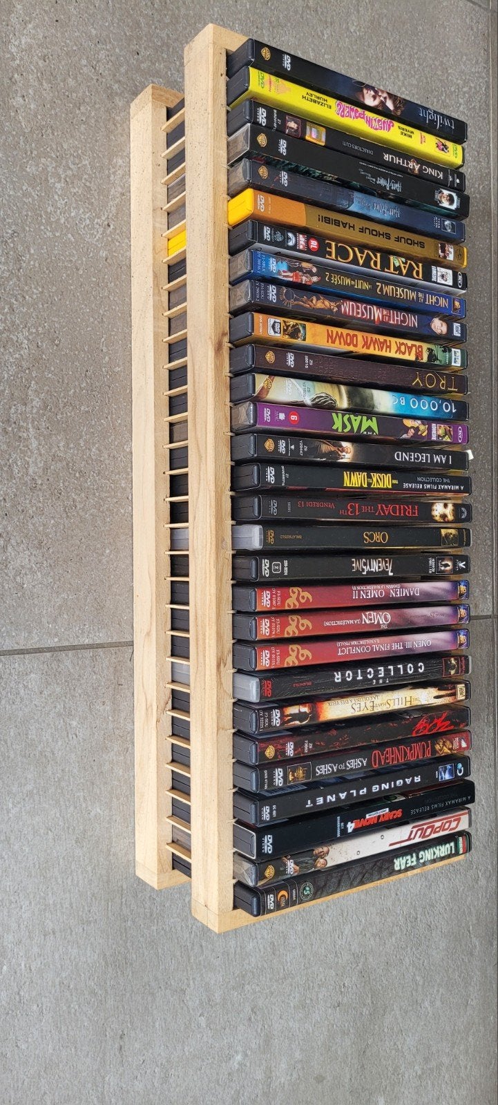 Te koop 29 dvds in rekje, Ophalen, Zo goed als nieuw