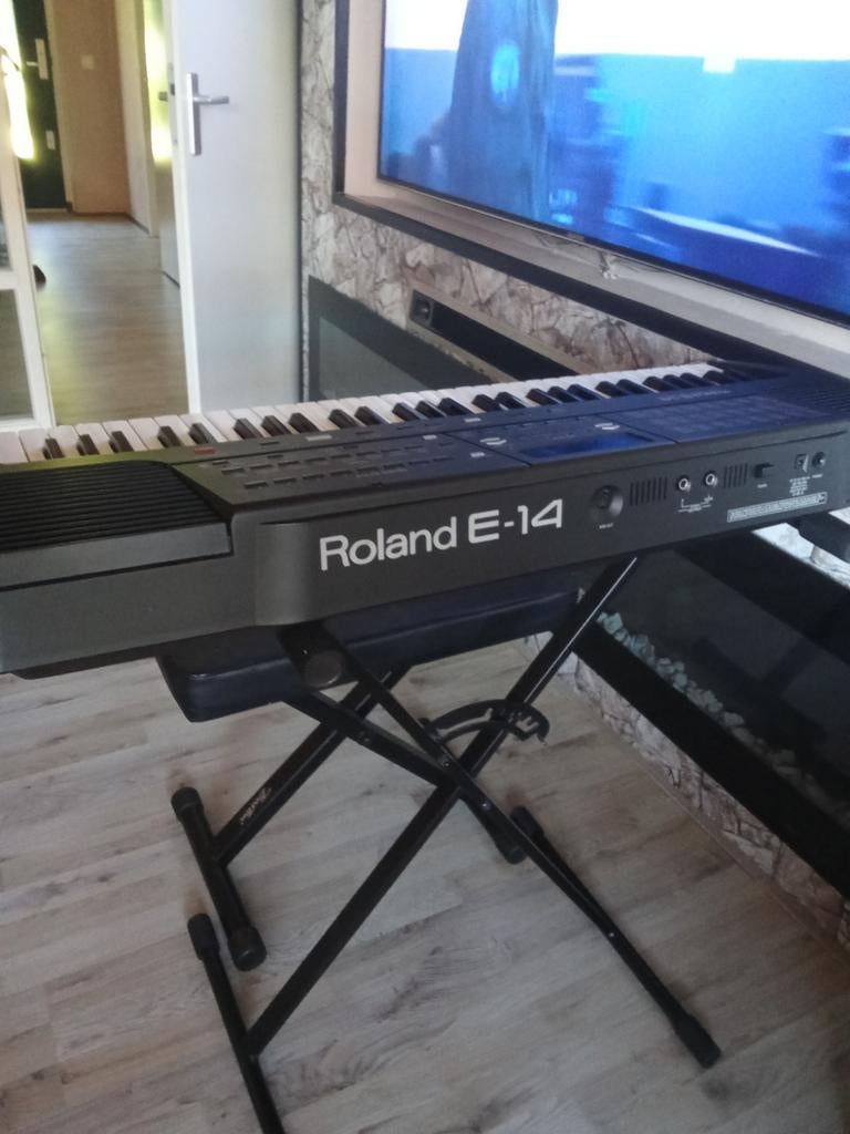 Roland E-14 Keyboard met standaard en bankje, Roland, Ophalen of Verzenden, Met standaard, 61 toetsen