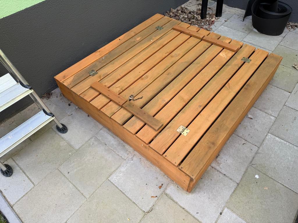 Houten zandbak met speelgoed en zand, Ophalen, Gebruikt