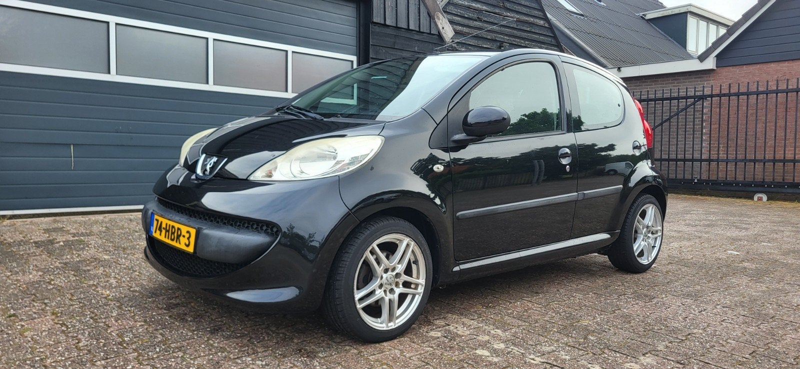 Peugeot 107  Zwart Airco, Auto's, Voorwielaandrijving, 4 stoelen, Origineel Nederlands, Handgeschakeld