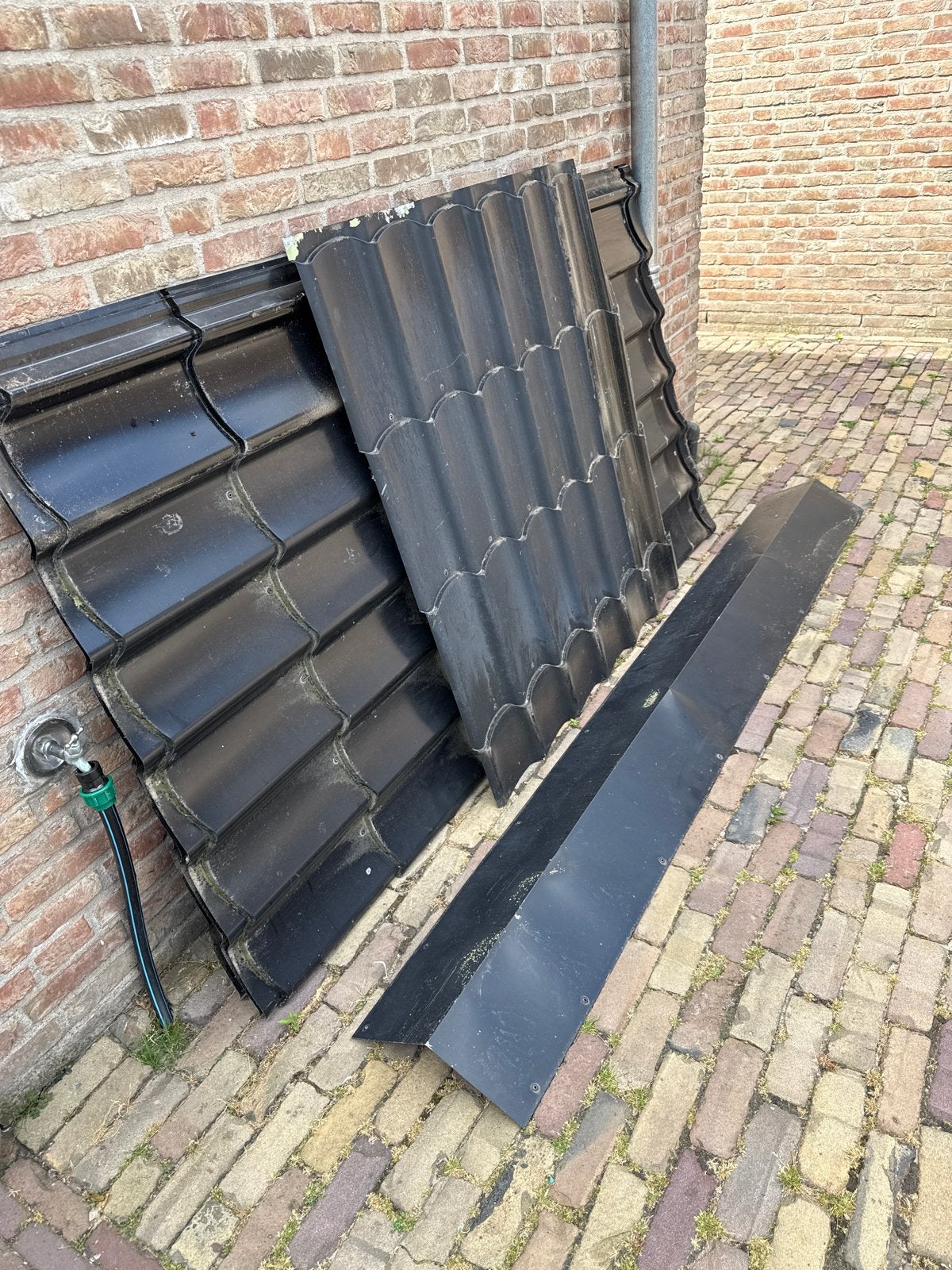Zwarte dakpan profielplaten voor dakbedekking, Doe-het-zelf en Verbouw, Dakpannen en Dakbedekking, Gebruikt, Zwart, 5 tot 10 m²