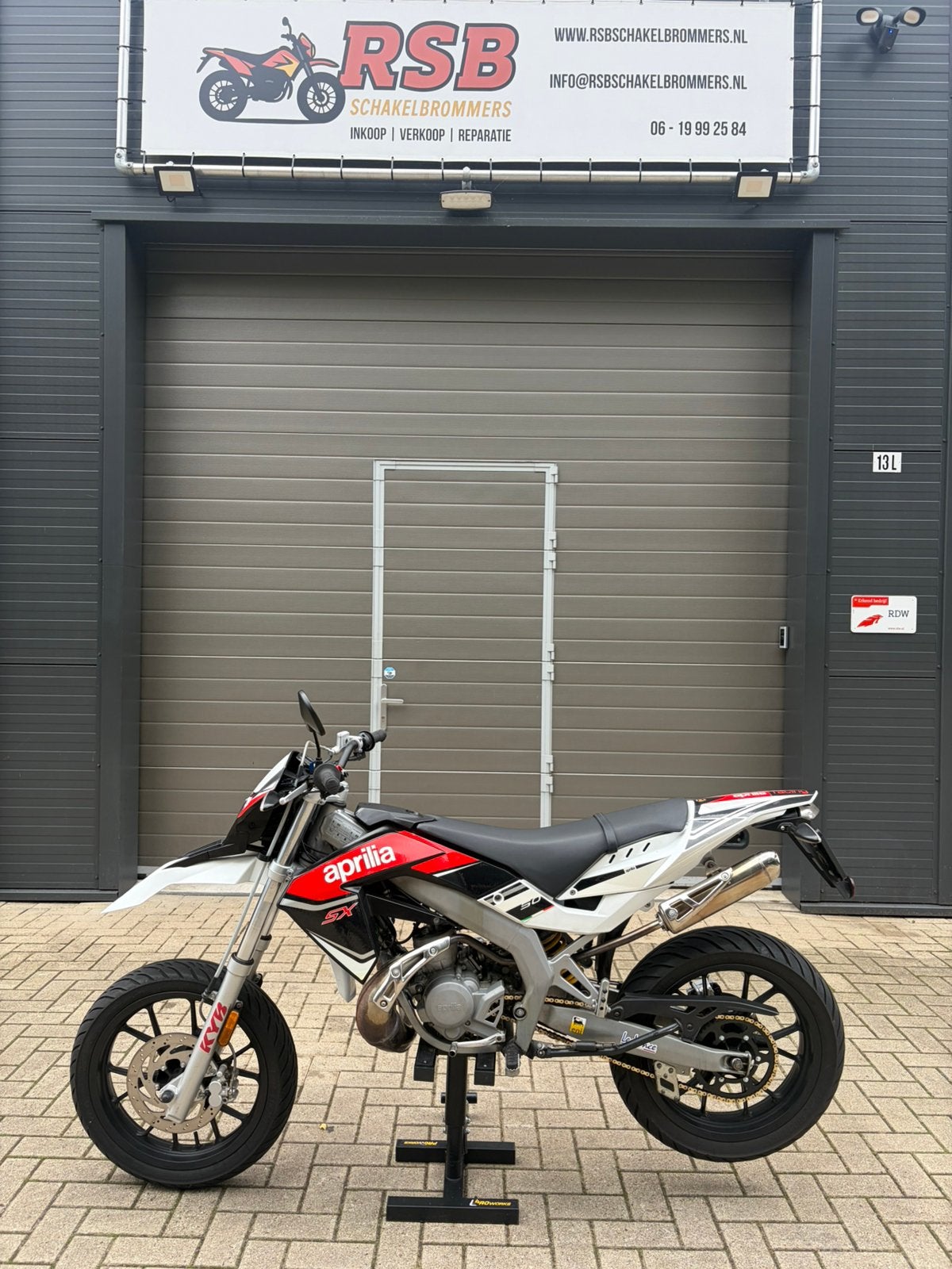 Aprilia SX 50 racing wit rood 2T 2016 nette staat! 13k km, Fietsen en Brommers, Brommers | Derbi, Ophalen, 6 versnellingen, .