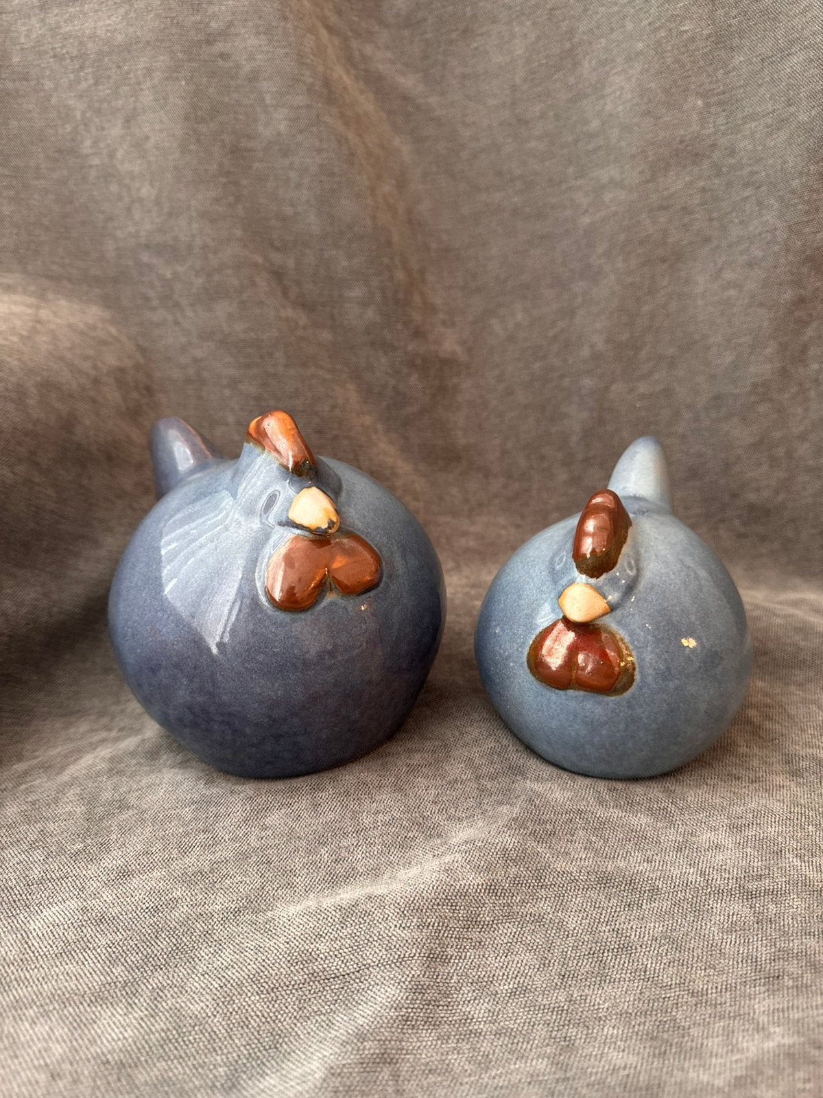 Vintage blauwe keramieken kippen – 2 beeldjes / decoratie, Ophalen of Verzenden, Zo goed als nieuw