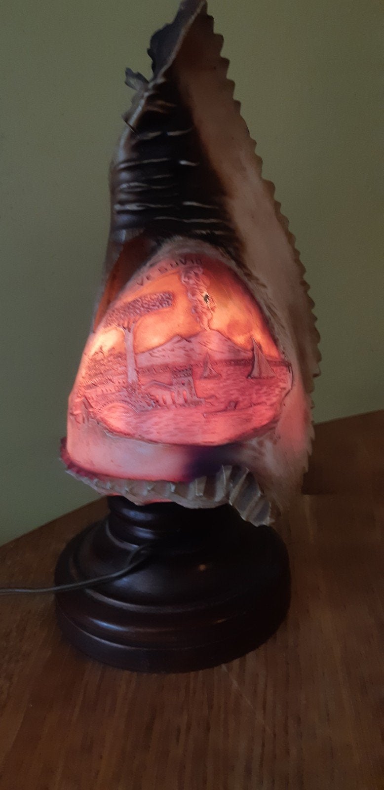 Italiaanse Camee schelp lamp op houten sokkel "Versuvius", Ophalen