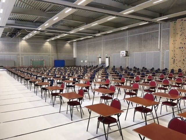 TE HUUR: examentafels / stoelen / voordelige staffel, Eén stripboek, Ophalen of Verzenden