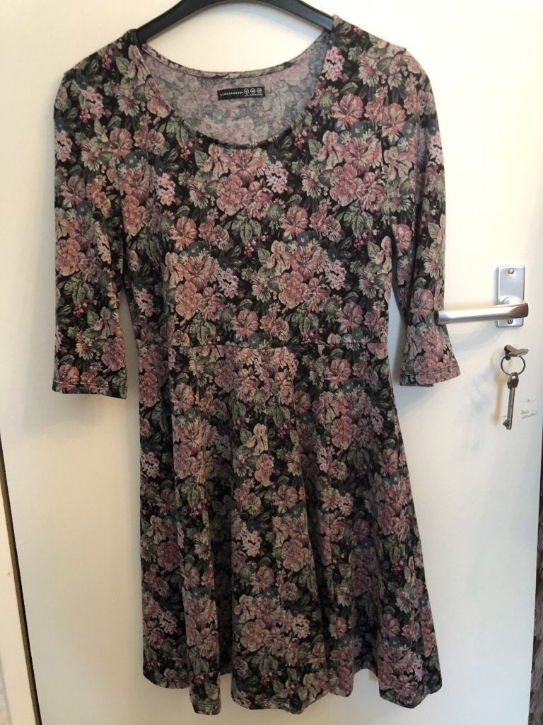 JJ15 Atmosphere winter  jurk mat roze bloemen 38, Kleding | Dames, Maat 38/40 (M), Atmosphere, Zo goed als nieuw, Boven de knie