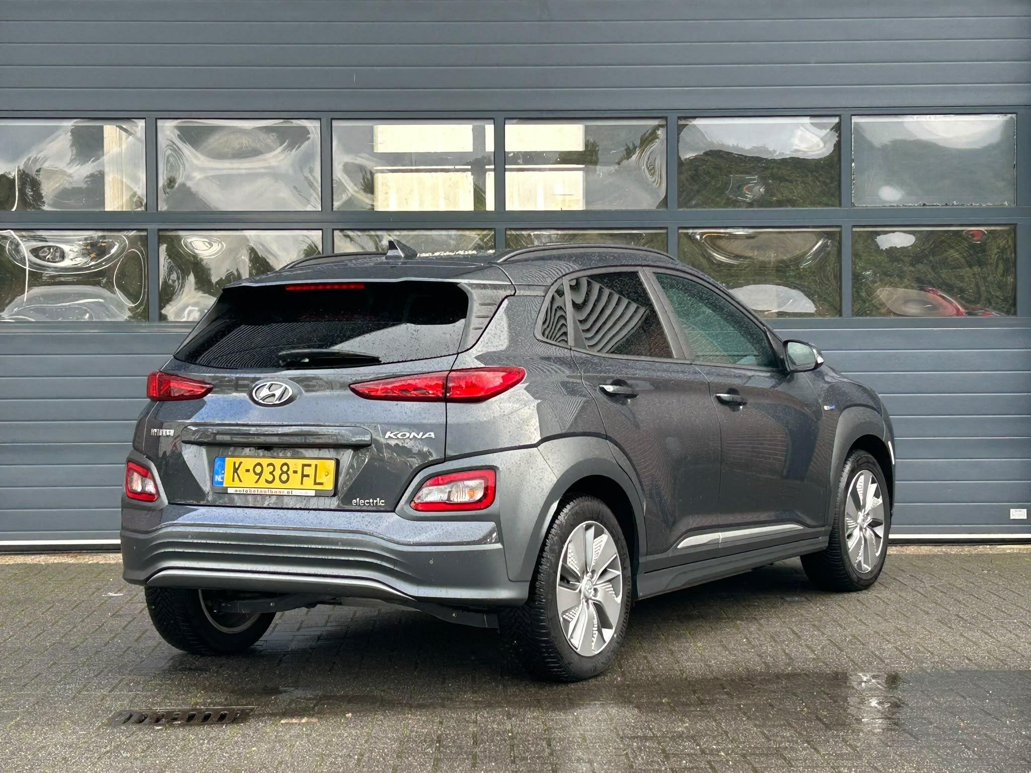 HYUNDAI KONA EV FASHION 64 kWh (98% SOH) I 3-FASE LADEN I CL, Stof, Gebruikt, Met garantie (alle), Origineel Nederlands