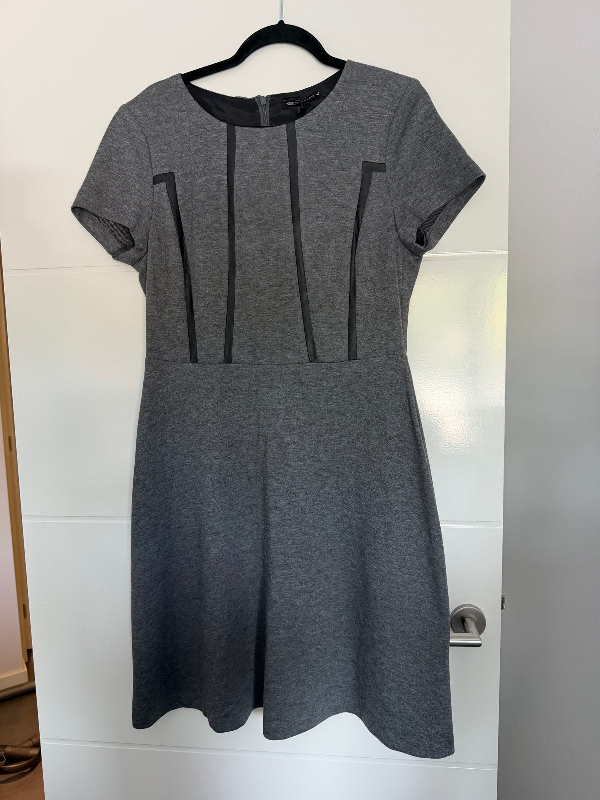 Nieuwe Expresso jurk, maat 42, grijs met zwarte details, Maat 42/44 (L), Nieuw, Ophalen of Verzenden, Knielengte