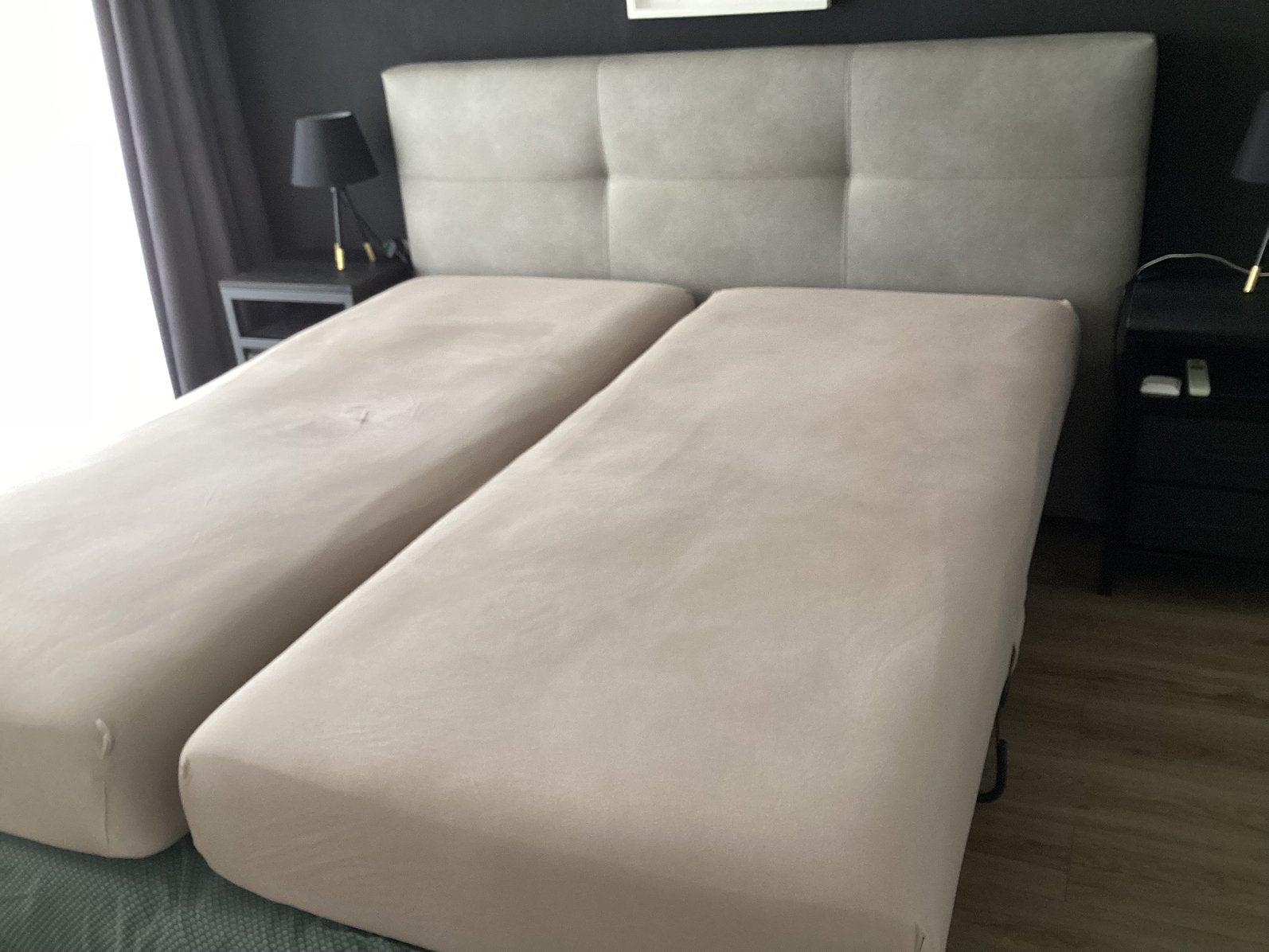 Twee elektrische boxsprings 90 x 210 cm met achterwand, Huis en Inrichting, Slaapkamer | Boxsprings, Gebruikt, Tweepersoons, Ophalen of Verzenden