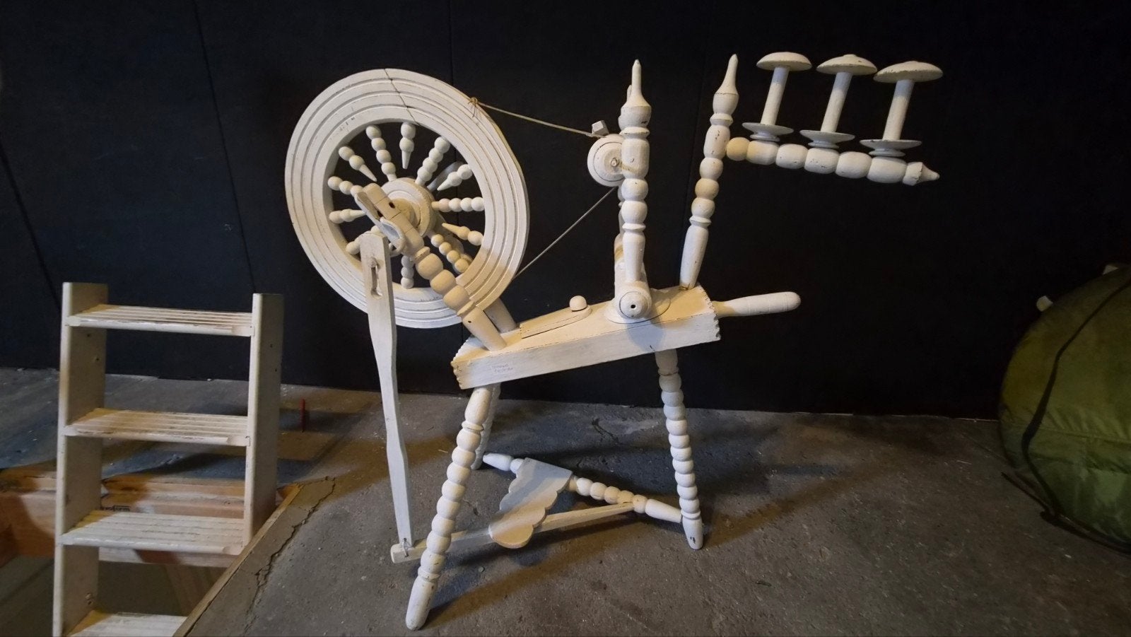 Antiek wit spinnewiel - Decoratief, Ophalen, Zo goed als nieuw, Spinnewiel