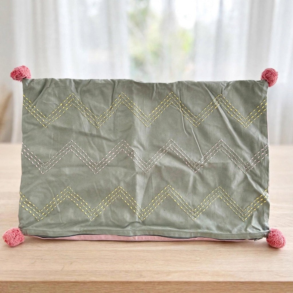 IKEA MOAKAJSA kussenhoes 40x65 cm- geborduurd met pompons, Overige kleuren, IKEA, Kussenhoes, Ophalen of Verzenden