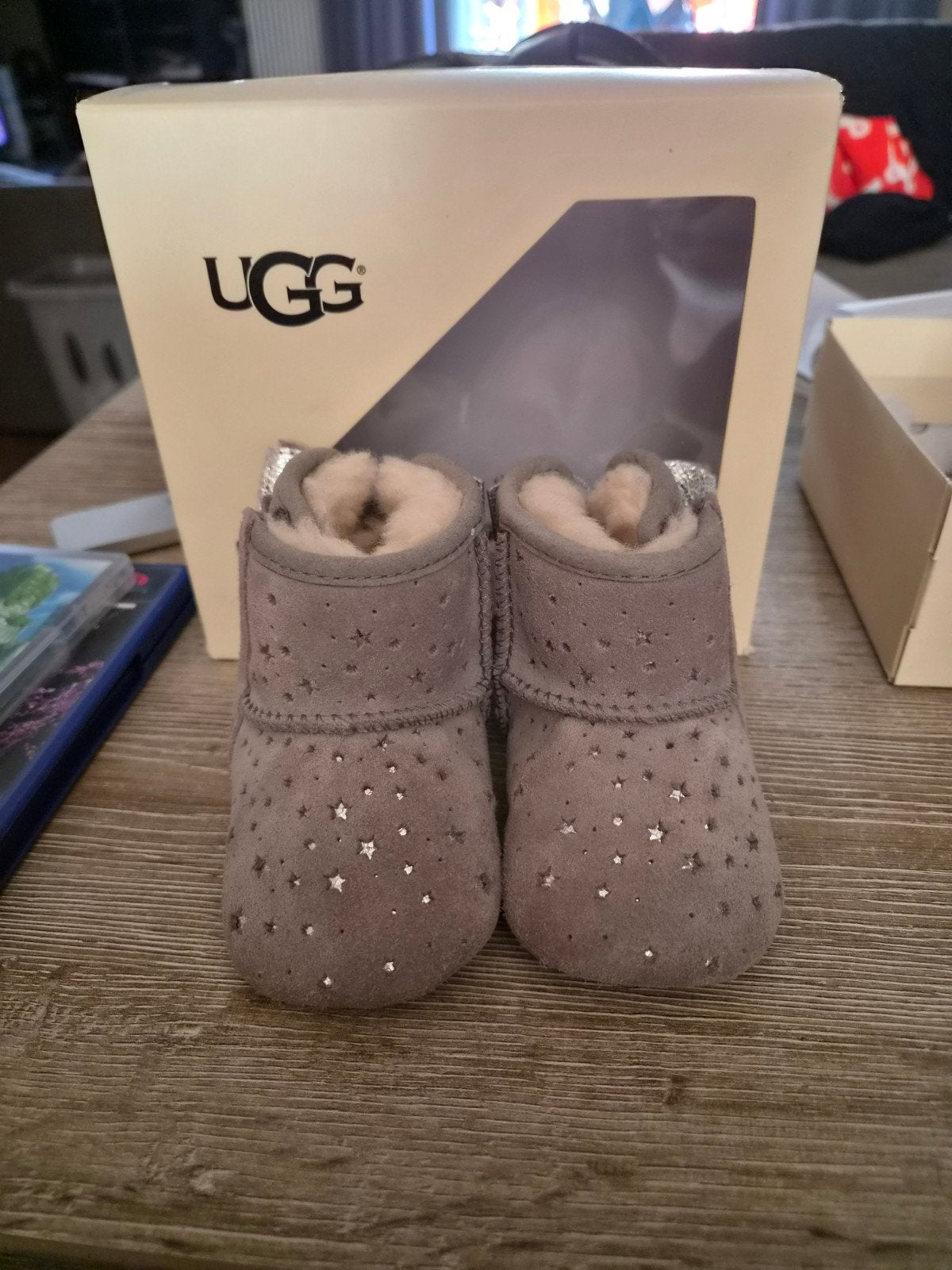 UGG Jesse Bow II Stargirl Bootie - Maat 0/1 (0-6 maanden), Ophalen, Slofjes, UGG, Jongetje of Meisje