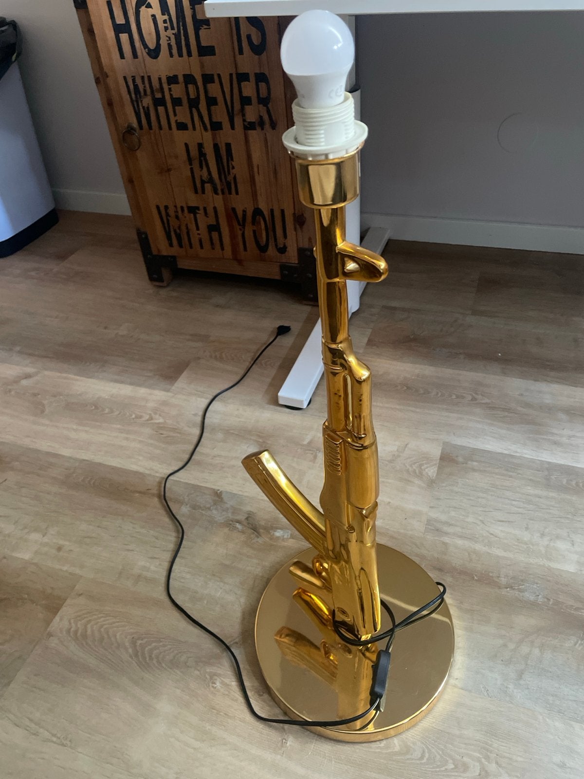 AK-47 lamp - Gouden design vloerlamp, Metaal, Zo goed als nieuw, Goud, E27 (groot)