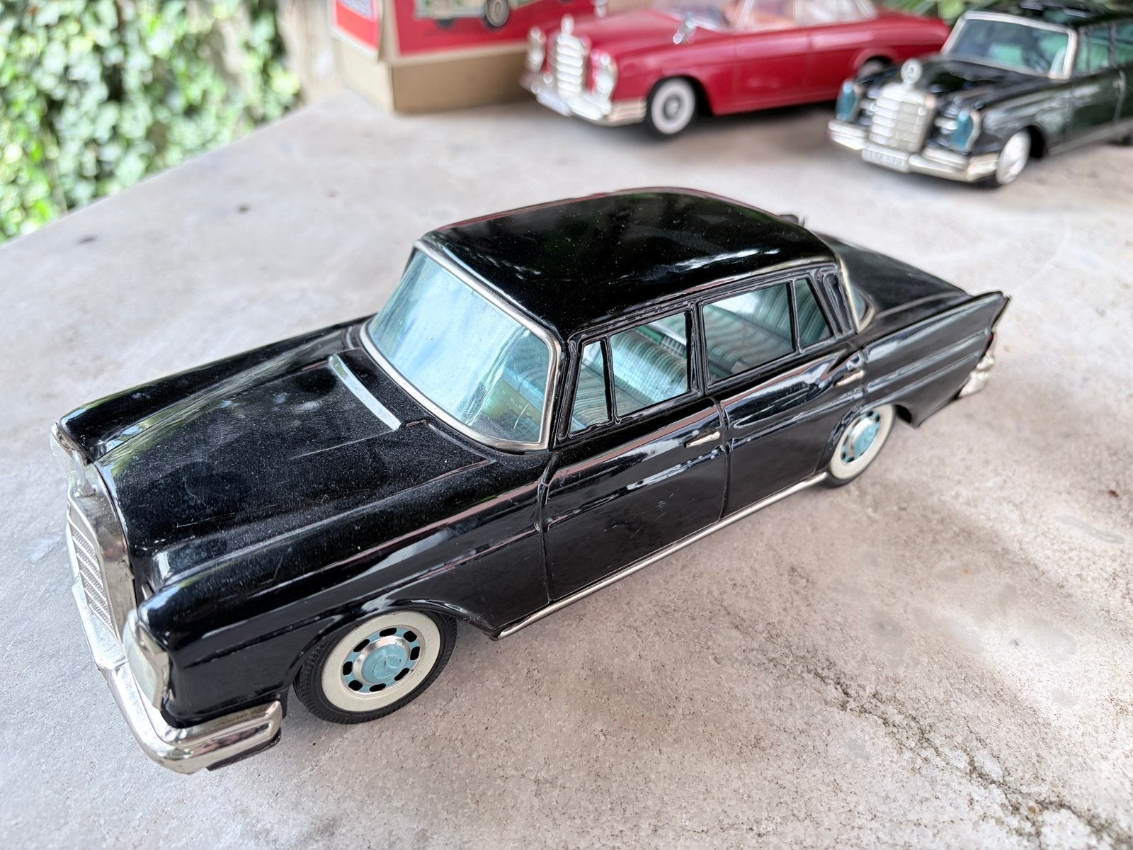 (Stoffig) Mercedes Benz 220 (opruiming) frictie Bandai 1960, Hobby en Vrije tijd, Modelauto's | 1:24, Verzenden, Zo goed als nieuw