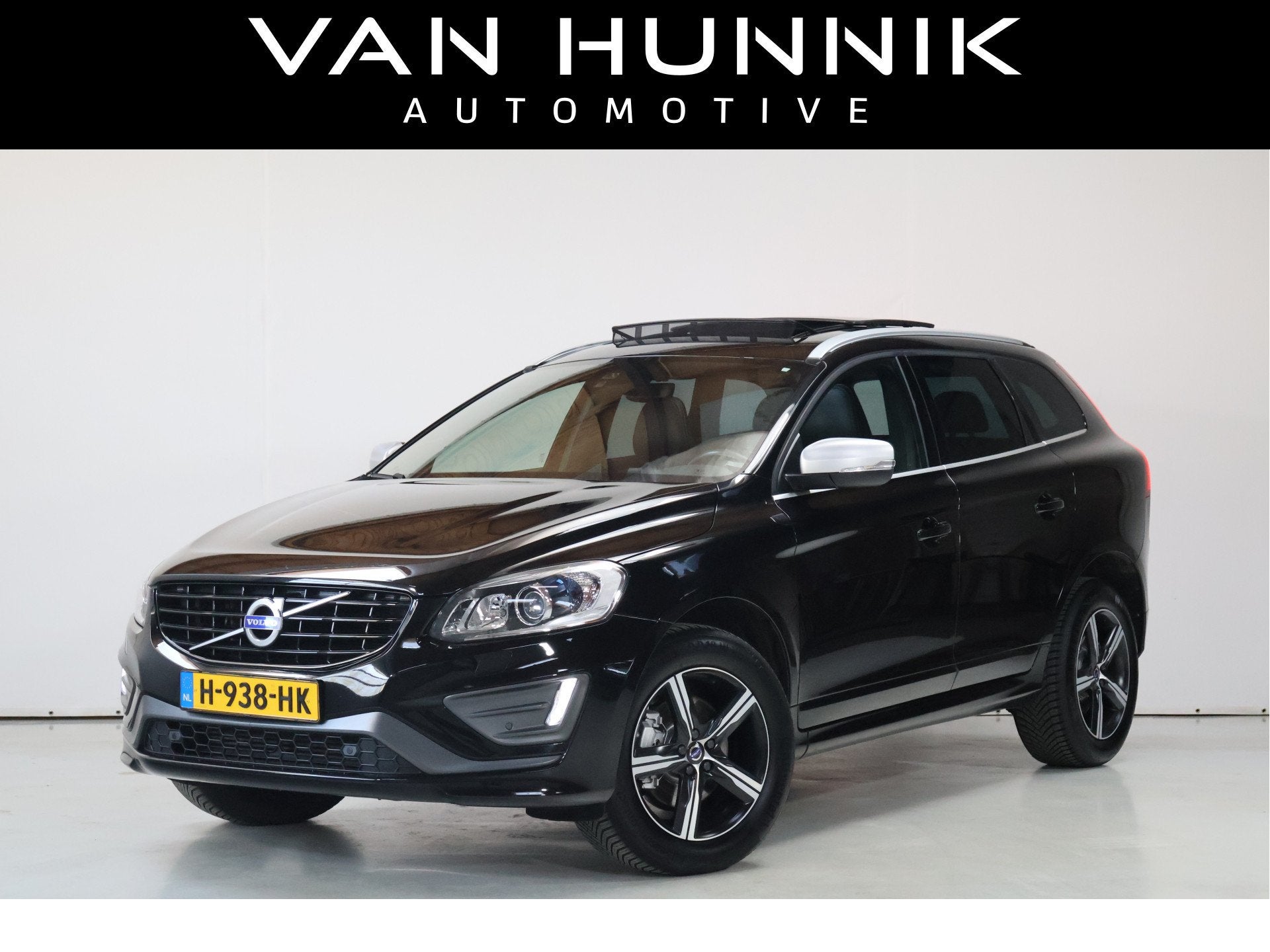 Volvo XC60 2.0 T5 R-Design | Pano | 100% Onderhouden | Nieuw, Auto's, Volvo, Dealer onderhouden, 1969 cc, Zwart, 245 pk