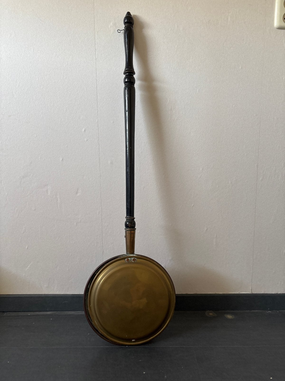 Antieke koperen beddenpan met lange houten steel, Ophalen