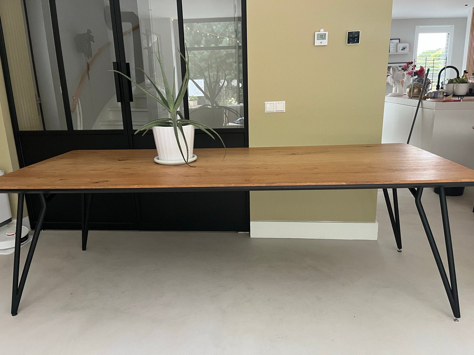 Grote eiken fineer tafel met stalen onderstel 240 x 100 cm), Huis en Inrichting, Tafels | Eettafels, Ophalen, Gebruikt, 200 cm of meer