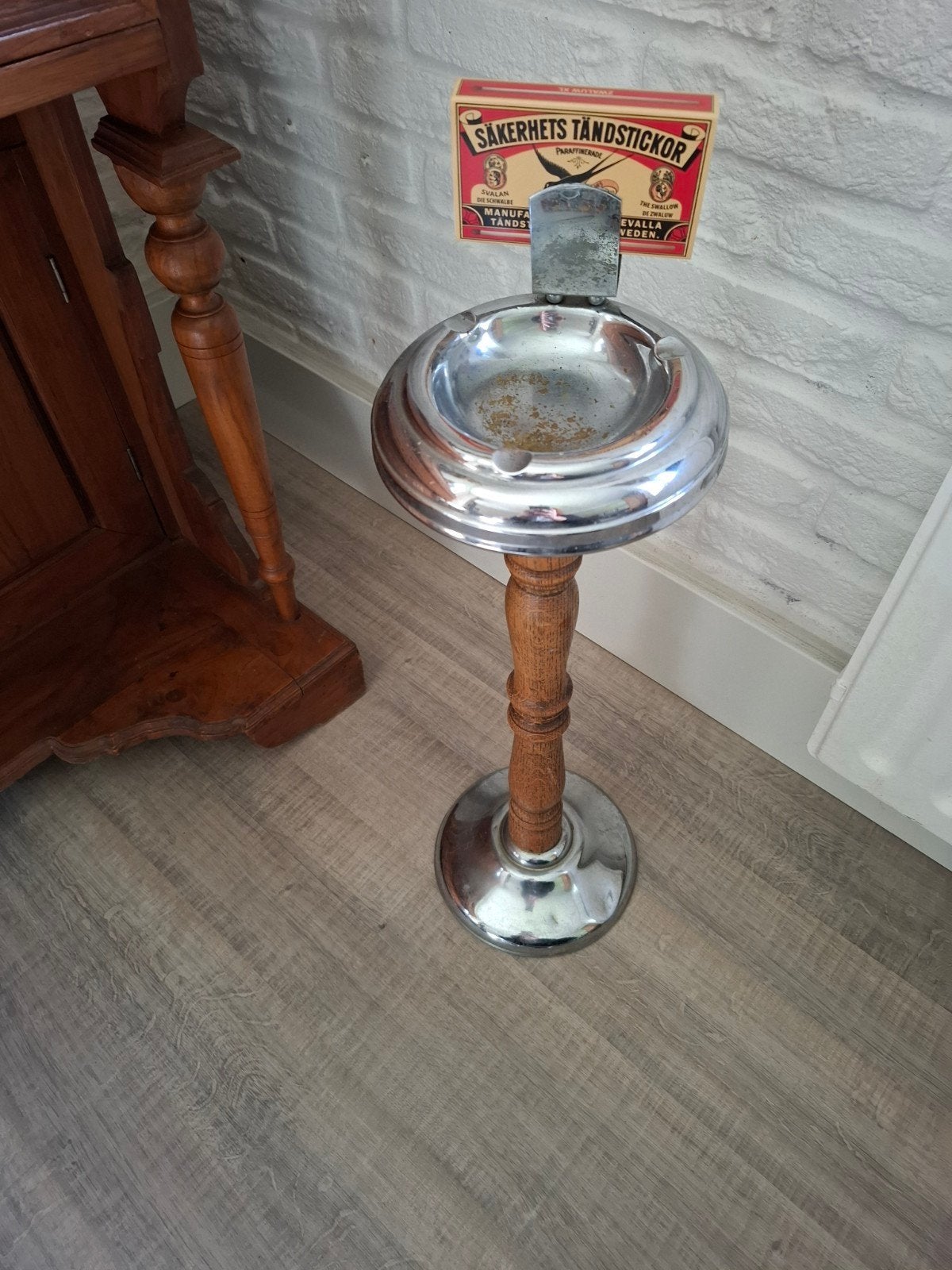Prachtige Vintage Staande Asbak – Chroom & Gedraaid Hout, Antiek en Kunst, Ophalen of Verzenden