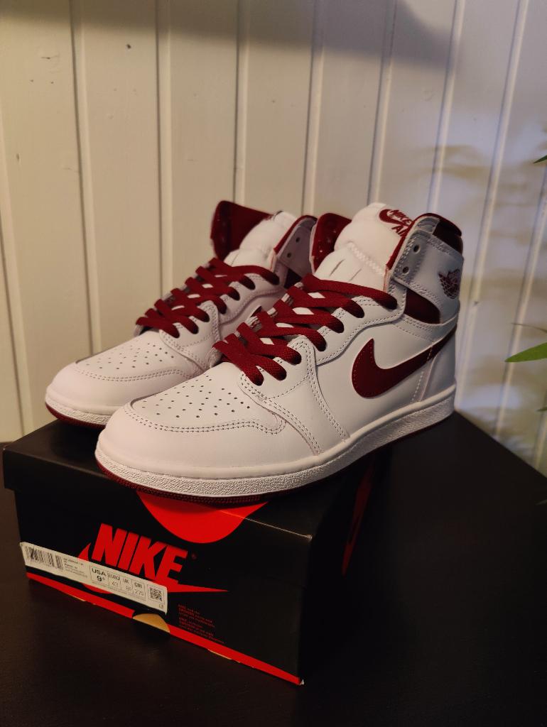 Air Jordan 1 Retro High '85 OG - 43 Metallic Burgundy, Wit, Nieuw, Ophalen of Verzenden, Jordan