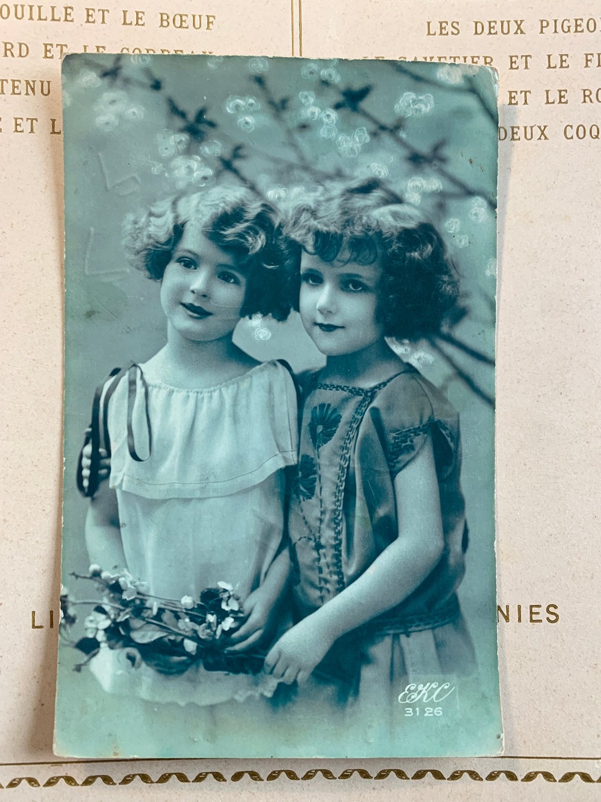 EKC ansichtkaart - twee meisjes (WK), Ophalen of Verzenden, 1920 tot 1940, Gelopen, Kinderen