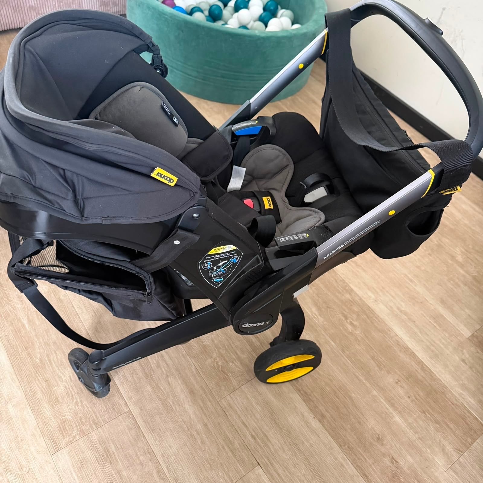 Doona autostoel met geïntegreerde kinderwagen en Isofix base, Overige merken, Autogordel of Isofix, Gebruikt, 0 t/m 13 kg