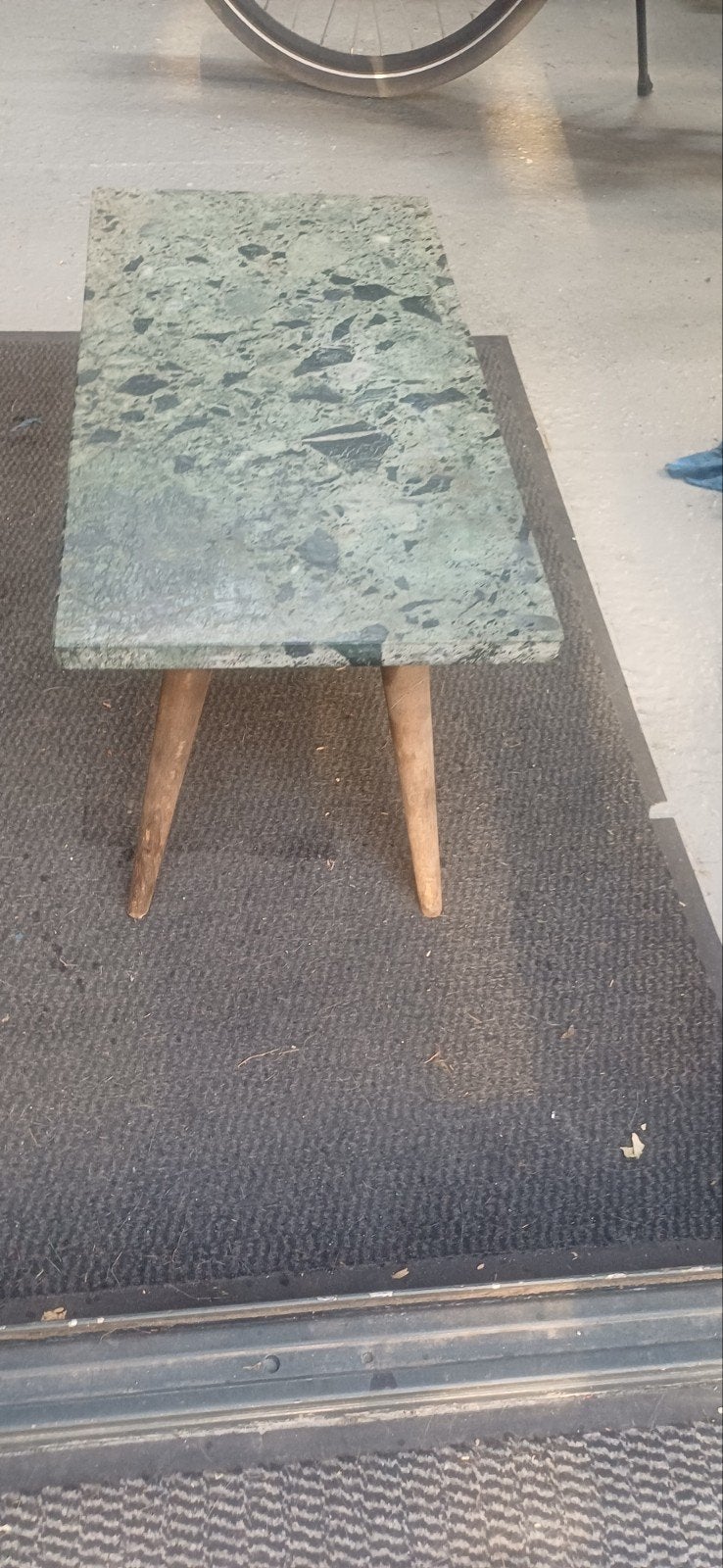 Vintage salontafel met marmeren blad en houten poten, Minder dan 50 cm, Gebruikt, Ophalen of Verzenden, Vintage / Retro