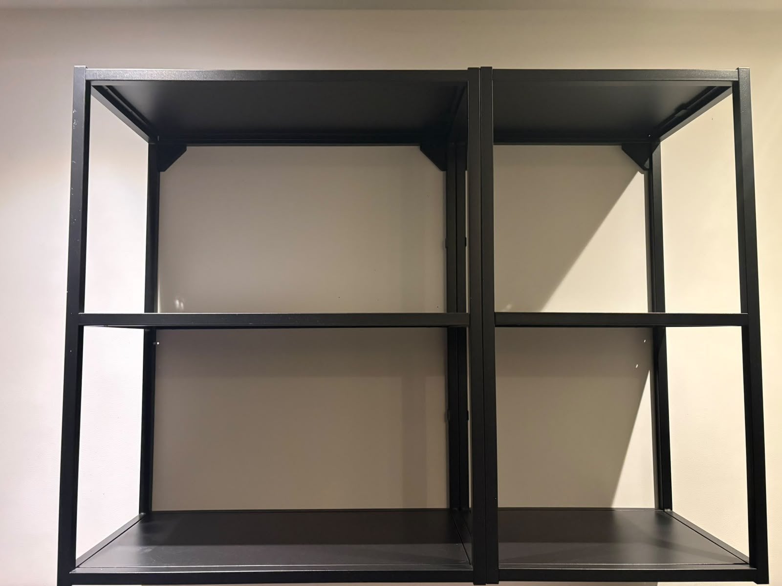 Ikea wandkast metaal zwart